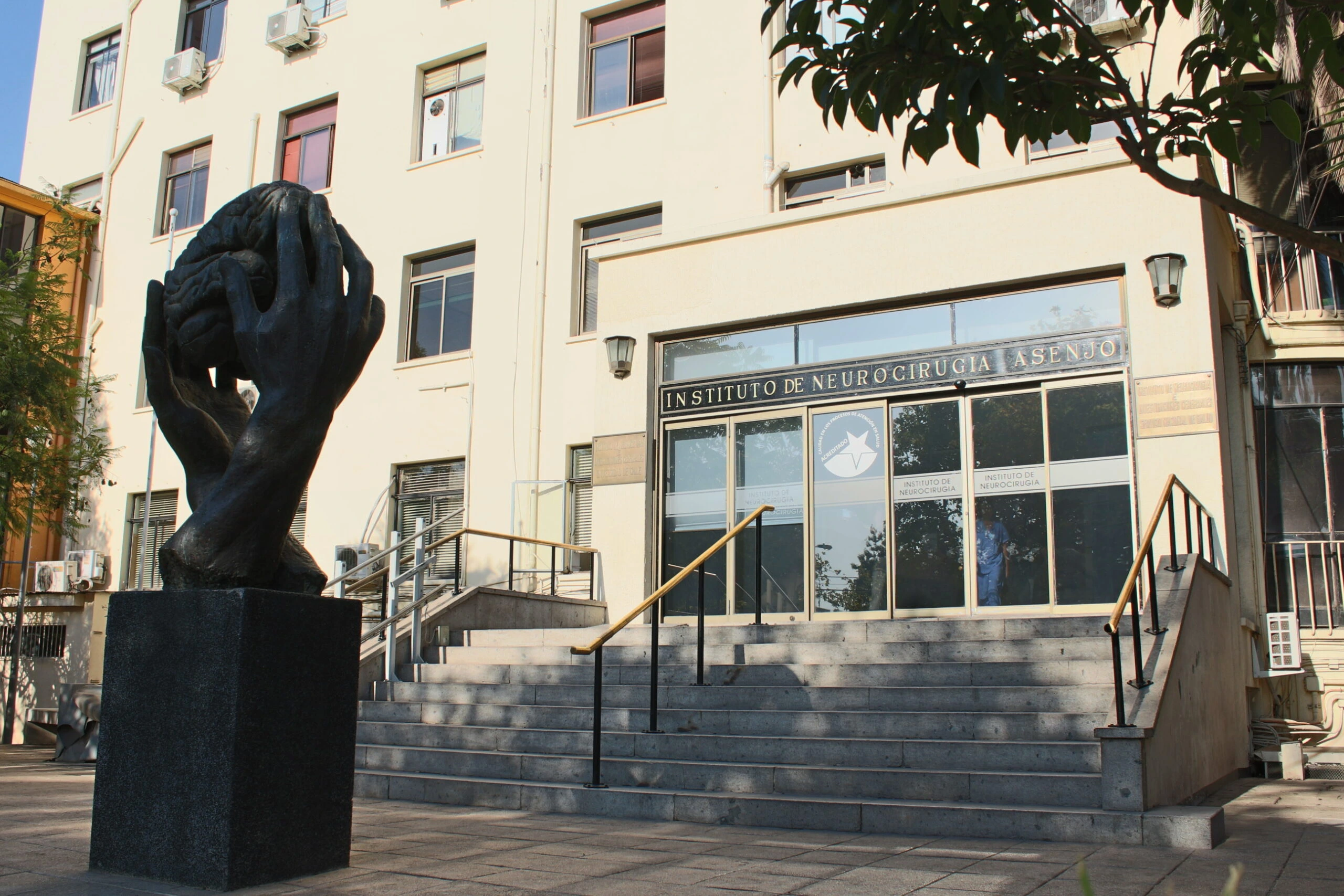 entrada del instituo de neurocirugia Asenjo